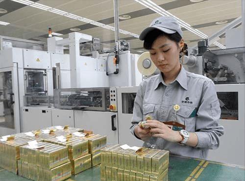高材生投身卷煙流水線 一場關(guān)于人才配置的社會(huì)爭議